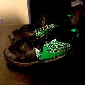 Nike DC1992-001 Shoes Boys Black Green White Team Hustle Basketball Sneakers